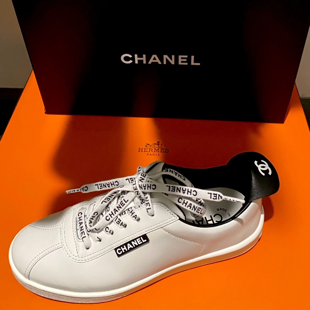 Chanel Low Top CC sneaker